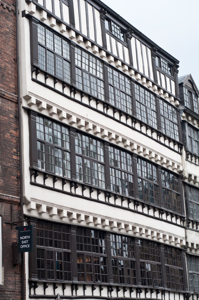 These are the types of window casings I think of when I think of 'olden times'